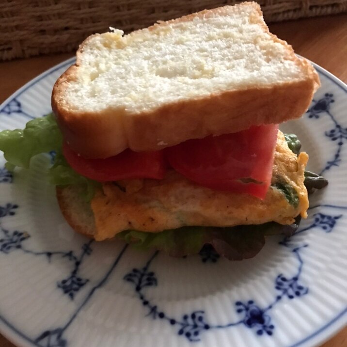 セロリの葉の卵焼きとトマトのサンド